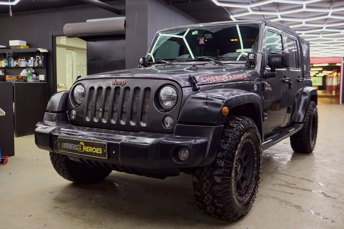 Источник фото: https://custom-heroes.ru/raboty/vid-uslugi/deteyling/polirovka-stekol/jeep-wrangler-tyuning-optiki-dlya-proverennogo-boyca-bezdorozhya/