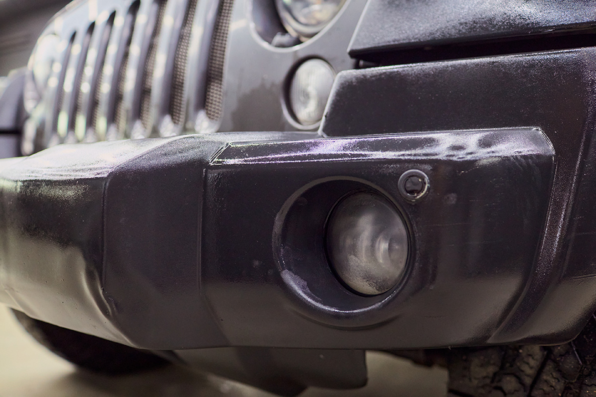 Источник фото: https://custom-heroes.ru/raboty/vid-uslugi/deteyling/polirovka-stekol/jeep-wrangler-tyuning-optiki-dlya-proverennogo-boyca-bezdorozhya/