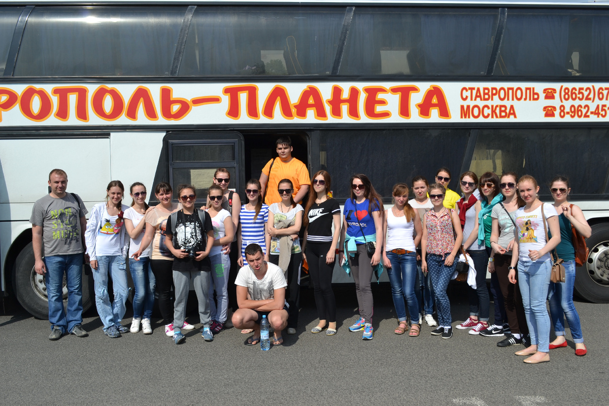 "На старте". В первом ряду слева направо: 1. Берникова Ольга (с фотоаппаратом), 2. Волгин Александр (сидит). Во втором ряду слева направо: 1. Чихичин В.В., 2. Дагджи Анастасия, 3. Кузнецова Анна, 4. Синельникова Юлия, 5. Пирмагомедова Татьяна, 6. Рубанова Юлия, 7. Дружбина Екатерина, 8. Стрик Анна, 9. Козинова Екатерина, 10. Савельева Анастасия, 11. Золотарева Маргарита, 12. Балкарова Анжелика, 13. Козлова Татьяна. В третьем ряду слева направо: 1. Орлова Мария, 2. Ищенко Евгений, 3. Коломейцева Анна, 4. Бузова Анна, 5. Бибичева Анастасия, 6. Ланская Екатерина, 7. Акопян Аревик