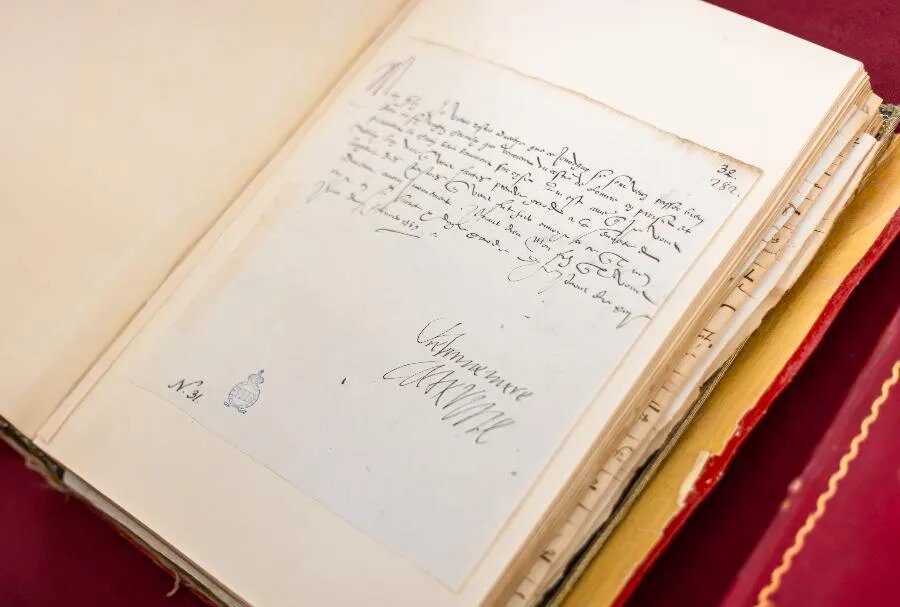 Хранящиеся в отделе рукописей письма правителей Франции переплетены в фолианты. Перед нами — послание Екатерины Медичи, королевы-матери, своему сыну Карлу IX от 13 февраля 1569 года. Письмо написано писарем, подпись — собственноручная./ФОТО Ксении ПОПОВОЙ