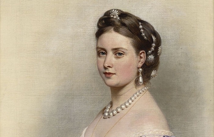 Политический брак Викки оказался счастливым.