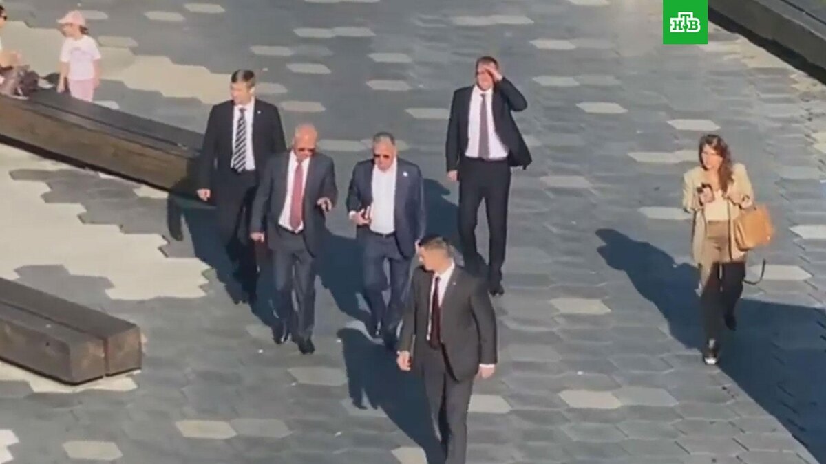    Уиткофф и Дмитриев прогулялись по парку «Зарядье» в Москве