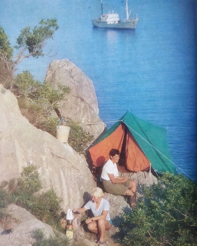    «Палаточники в Крыму, 70-е гг. Фото: Из архива/ Фотоальбом «Крым. La Crimea», 1976 г., фотокопия Натальи Дремовой.