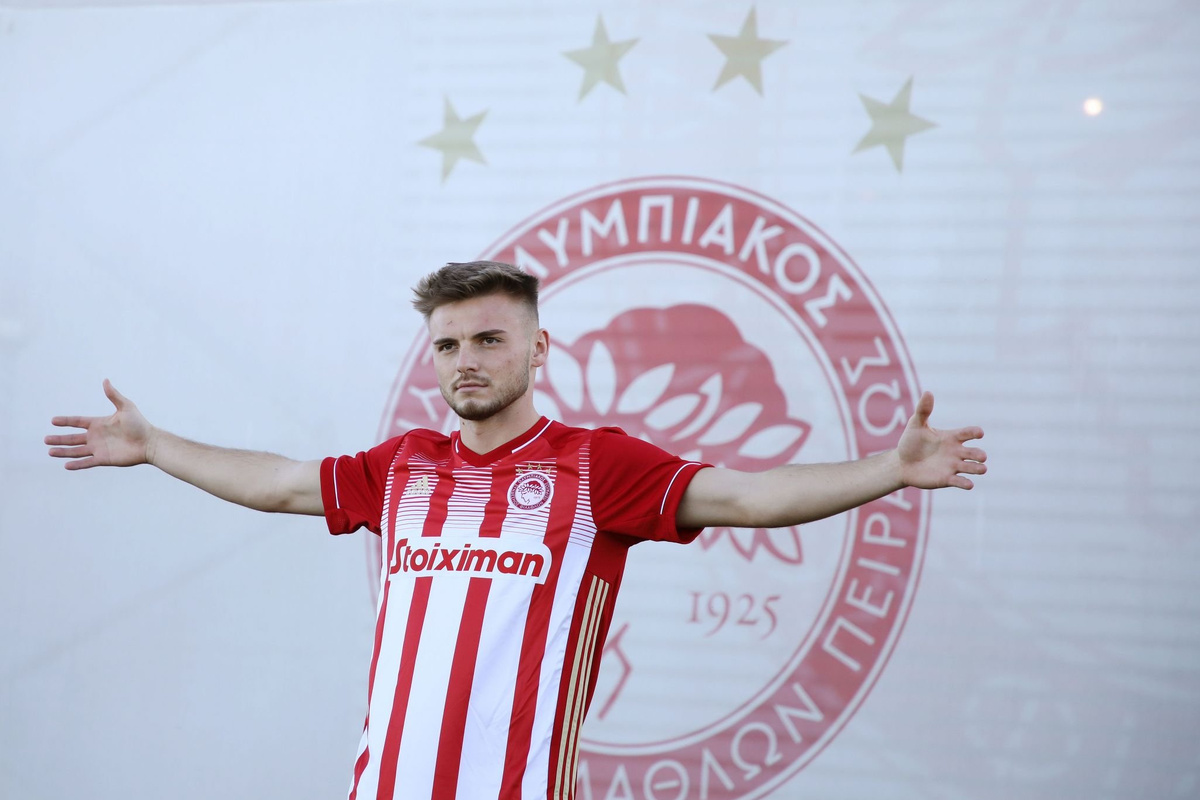 В Греции, как известно, всё есть. Даже братский красно-белый "Олимпиакос"