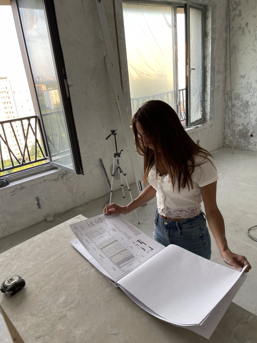 Главный дизайнер и основатель студии Виктория Трусевич на объекте выполняет авторский надзор