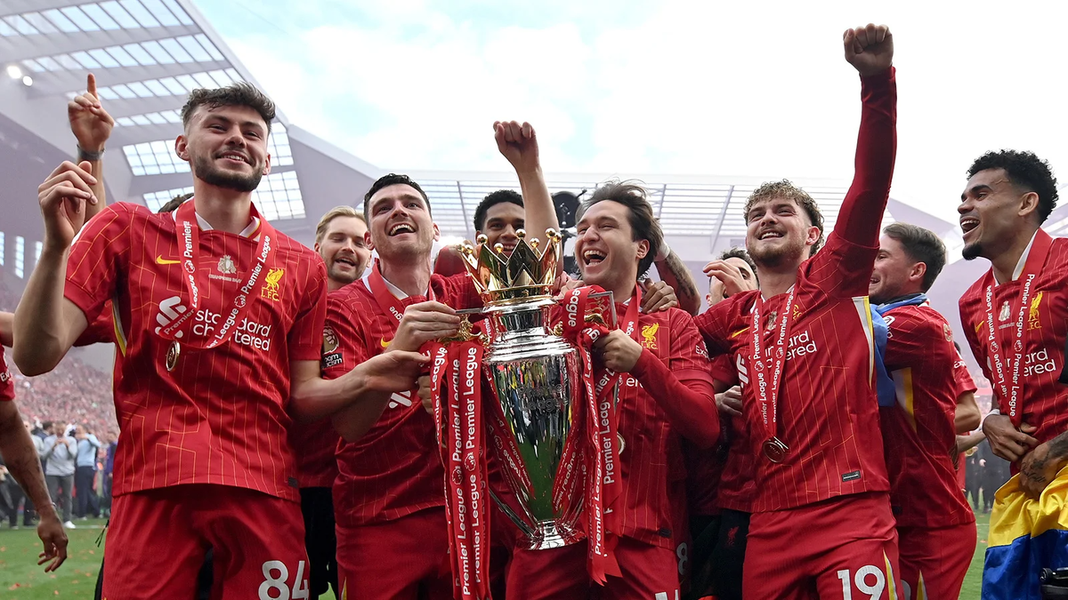 Федерико Кьеза поднимает трофей Премьер-лиги вместе с командой (Фото Peter Powell / EPA)