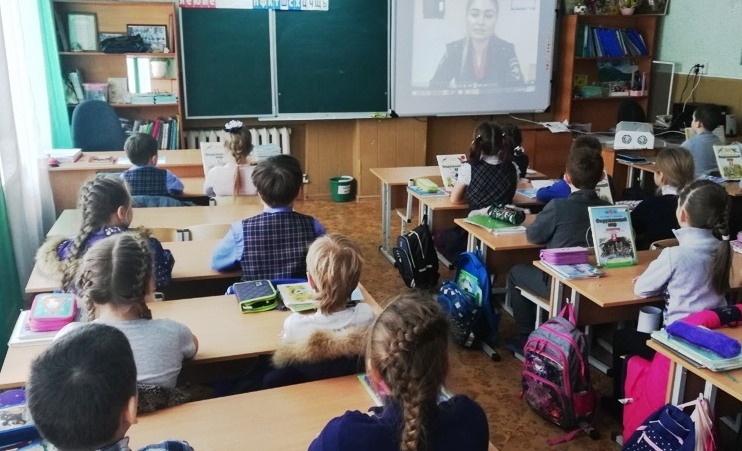 Вместо учителя - видеозапись! Разве не мечта всех учителененавистников?)))