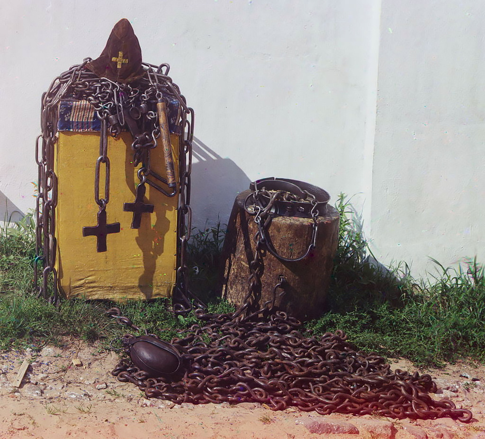 Шапочка, плеть и вериги преподобного Иринарха Ростовского. Фото Ф.М. Прокудина-Горского.  1911 г.