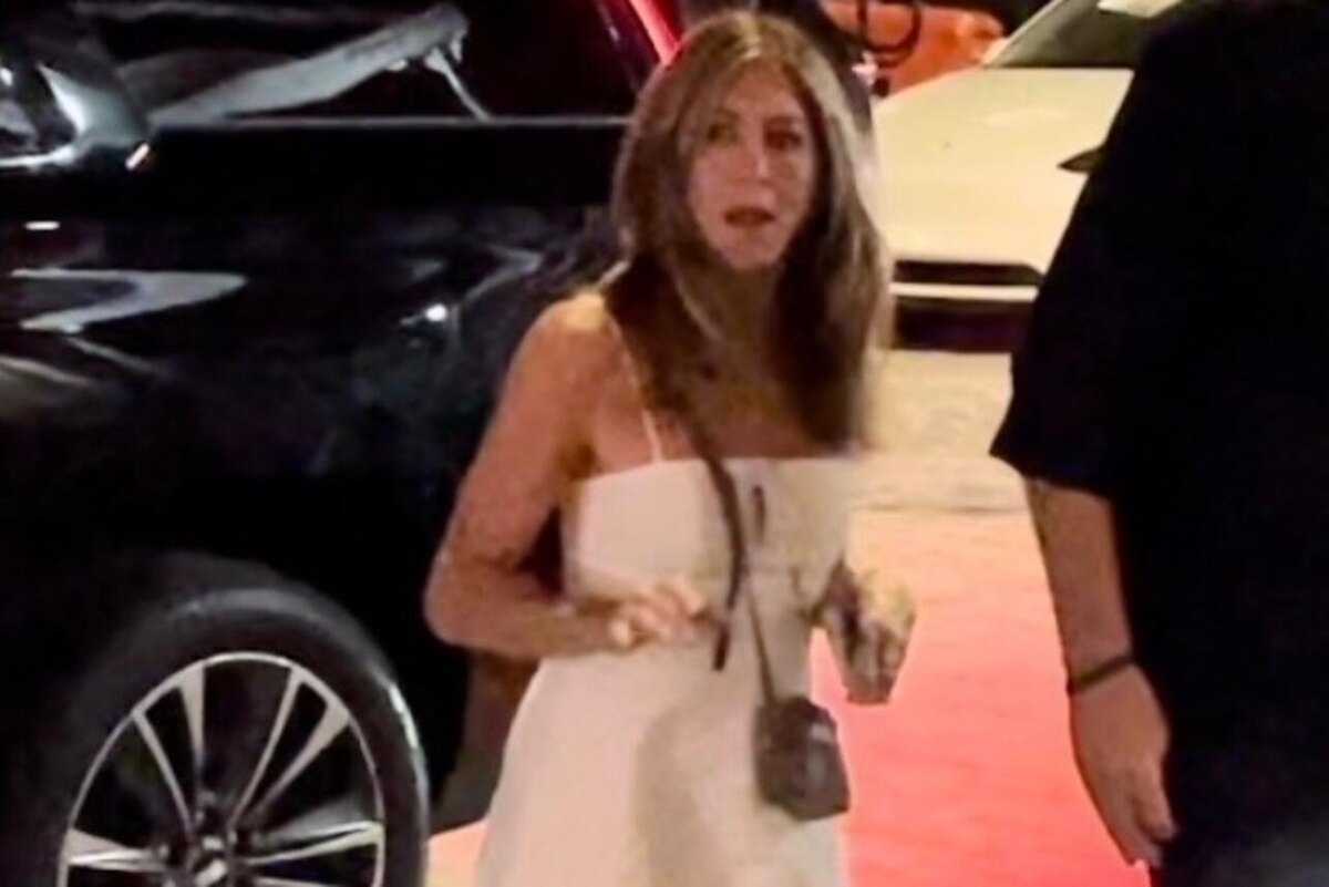    Энистон подловили на свидании с Кертисом в ресторане LEGION-MEDIA