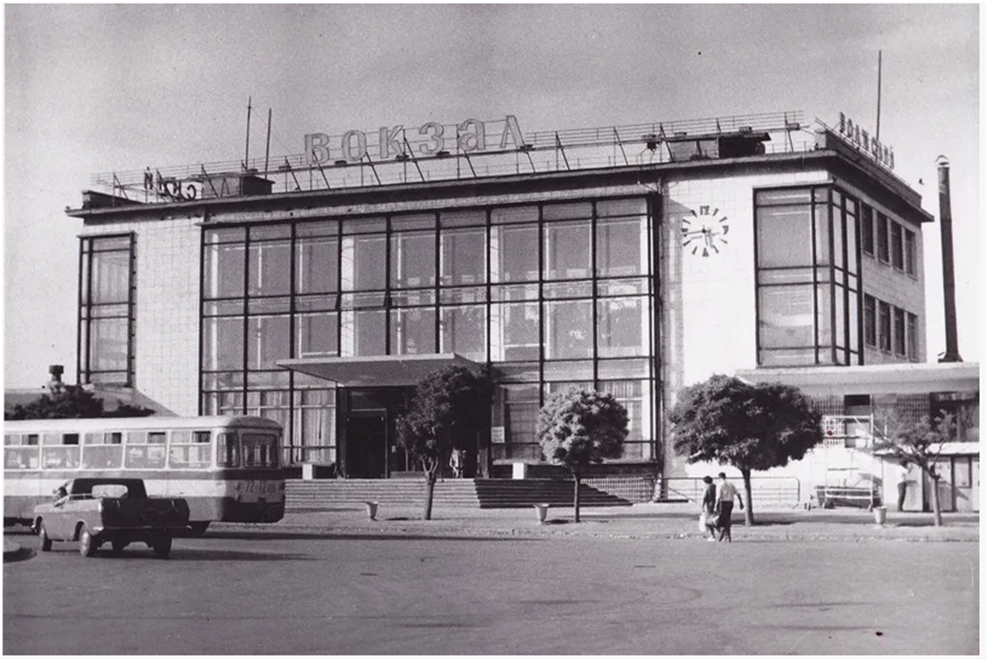 Здание железнодорожного вокзала в Волжском.