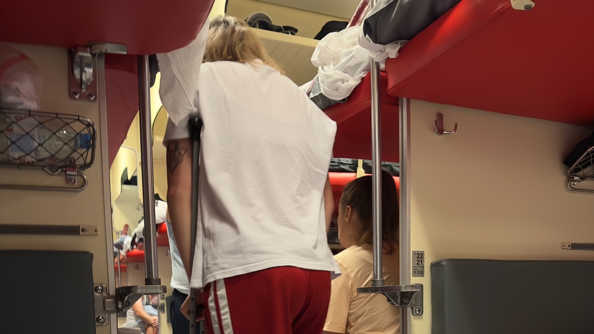    Доказать, что нижняя полка стоила дороже, не вышло. Пришлось уступить