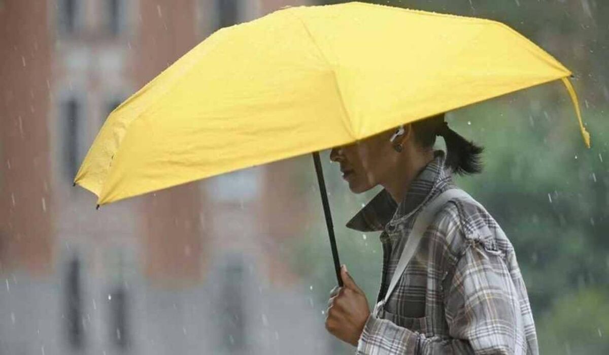     Девушка с зонтом. Источник: kp.ru Автор фото: Алексей Булатов