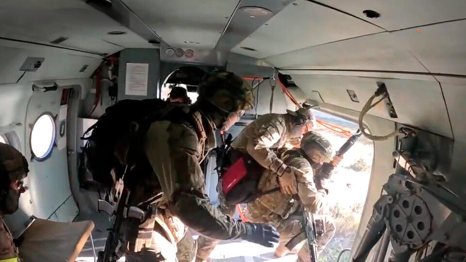     Появились кадры высадки спецназа на территорию "Дагнефтепродукта" с вертолета ЦОС ФСБ России