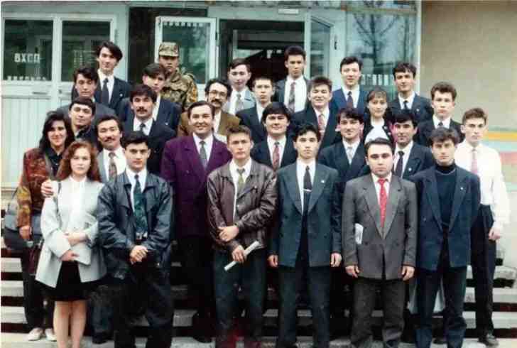    На этой фотографии участники Союза башкирской молодежи (СБМ) журналист Разиф Абдуллин, историк Салават Хамидуллин, вице-спикер Курултая Ильшат Тажитдинов, директор музея Динар Зайнуллин, создатель музея «Шульган-таш» и куратор музея кочевых цивилизаций Данир Гайнуллин, экс-член «хабировской команды» Урал Хасанов, общественник Фанзиль Ахметшин, певец Амир Туйгунов, руководитель СБМ Ринат Баимов, экс-депутат Госдумы Рамзиль Ишсарин, Артур Идельбаев и другие.