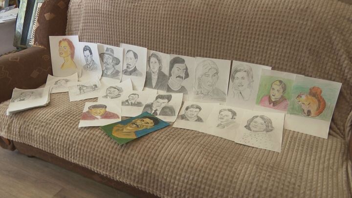 Семь лет назад он и не думал, что сможет научиться рисовать