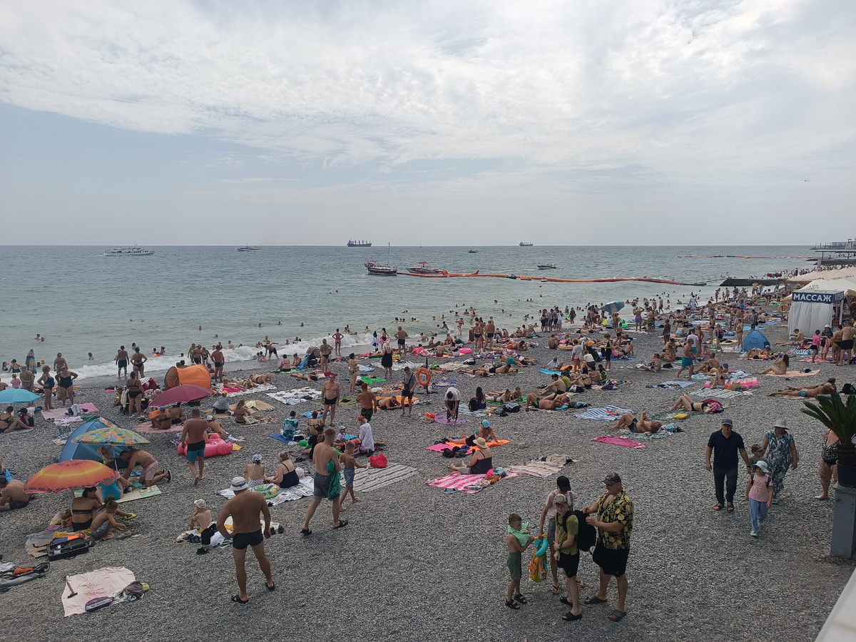 Приморский пляж, вернее участок без лежаков, во второй половине дня