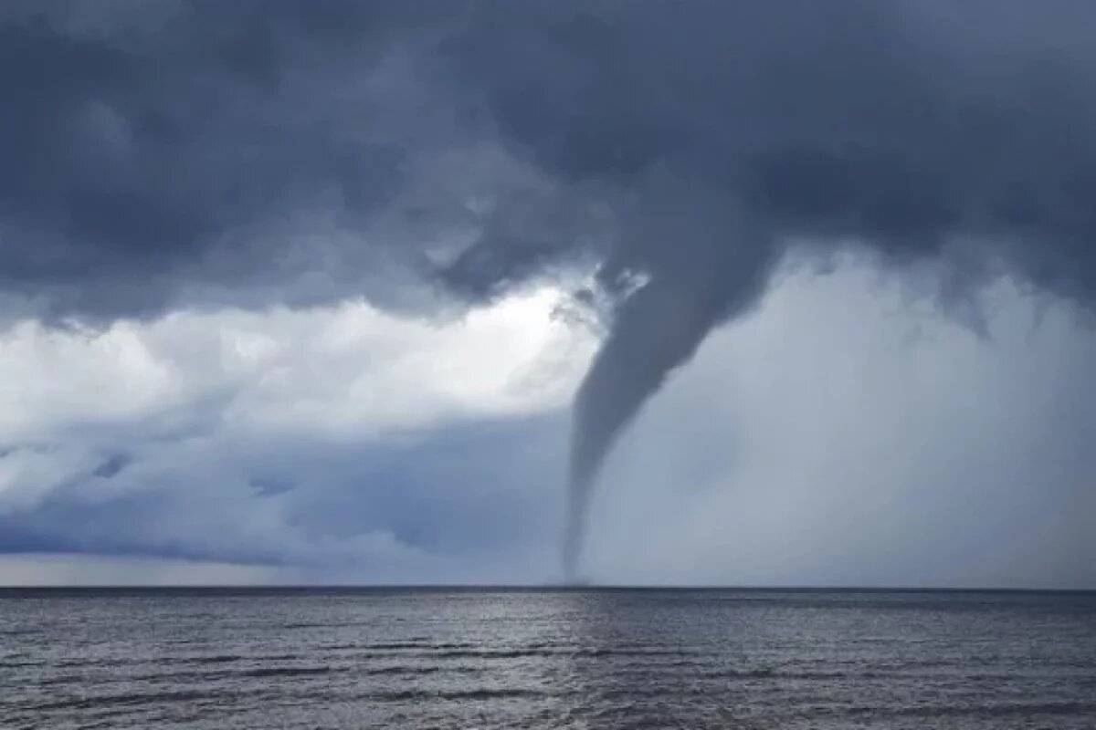    Контраст температуры между поверхностью и приземным слоем воздуха и наличие материала, который образует воздушную взвесь для дальнейшего сжатия вихря, и создают условия для возникновения смерча.
