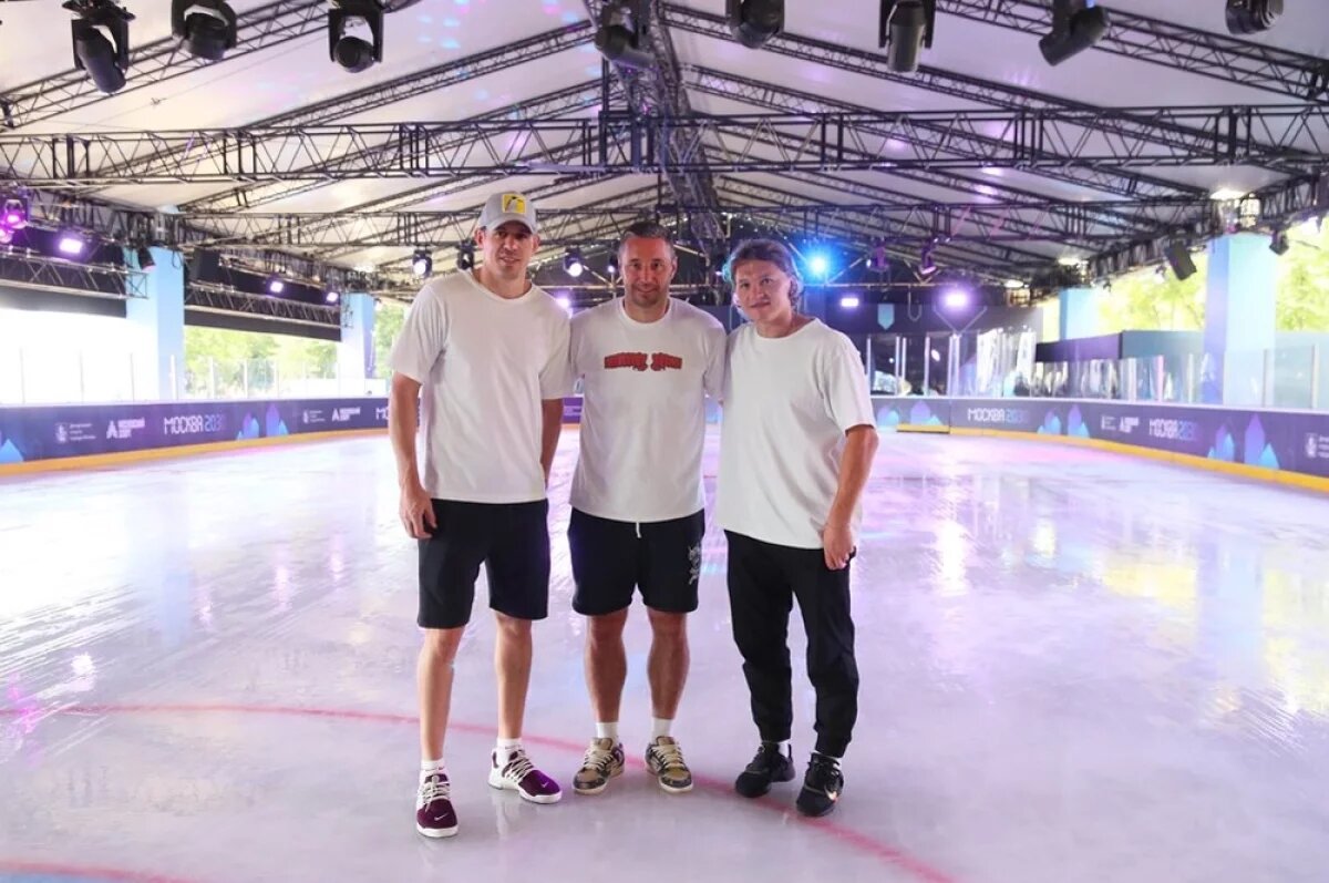    Слева направо: олимпийские чемпионы Евгений Малкин, Илья Ковальчук и Кирилл Капризов на открытии гибридной ледовой площадки на фестивале «Москва 2030. Спорт. Человек будущего»