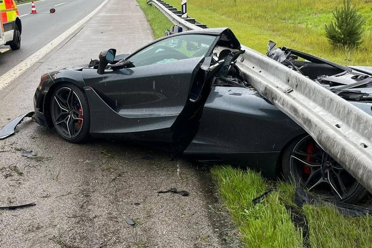 При этом часть крыши оторвалась, обломки разлетелись по дороге.