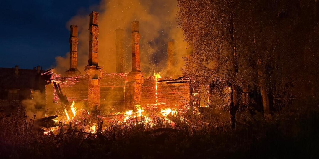 Дом полностью уничтожило огнём в Плесецком округе