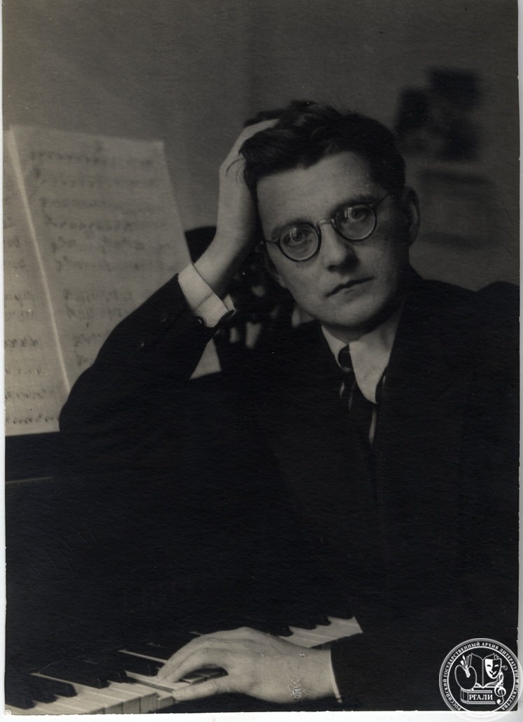 Фотография Д.Д. Шостаковича. Ок. 1940 г. РГАЛИ. Ф. 2579. Оп. 1.