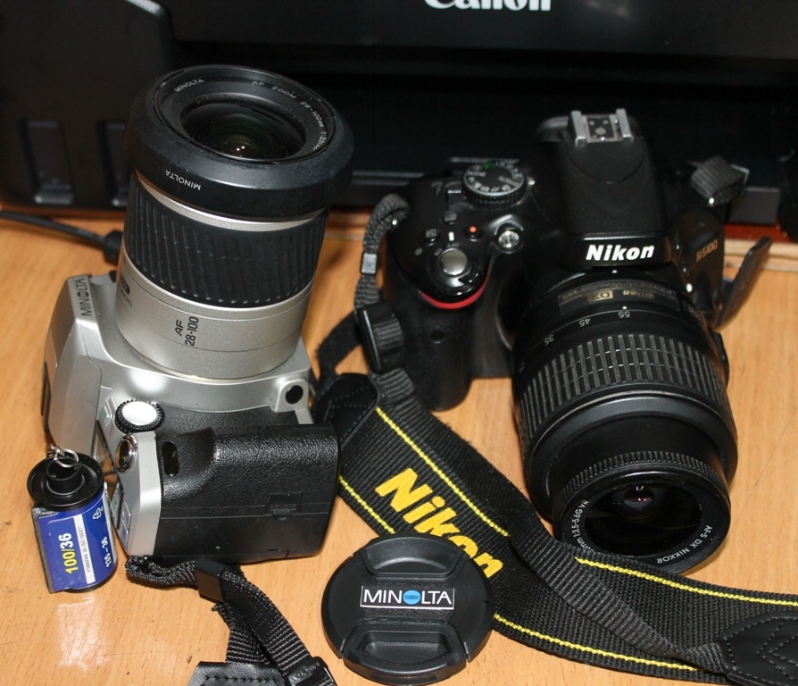 Плёночная зеркальная Minolta 2002 г.в. и цифровой зеркальный Nikon D5100 2011 г.в.