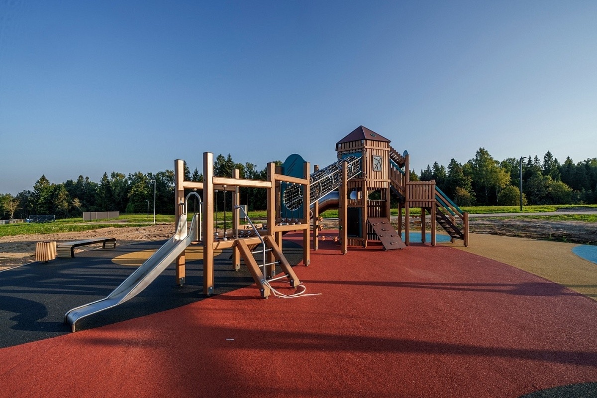 Детская площадка в скандинавском стиле классно вписывается в окружающий ландшафт