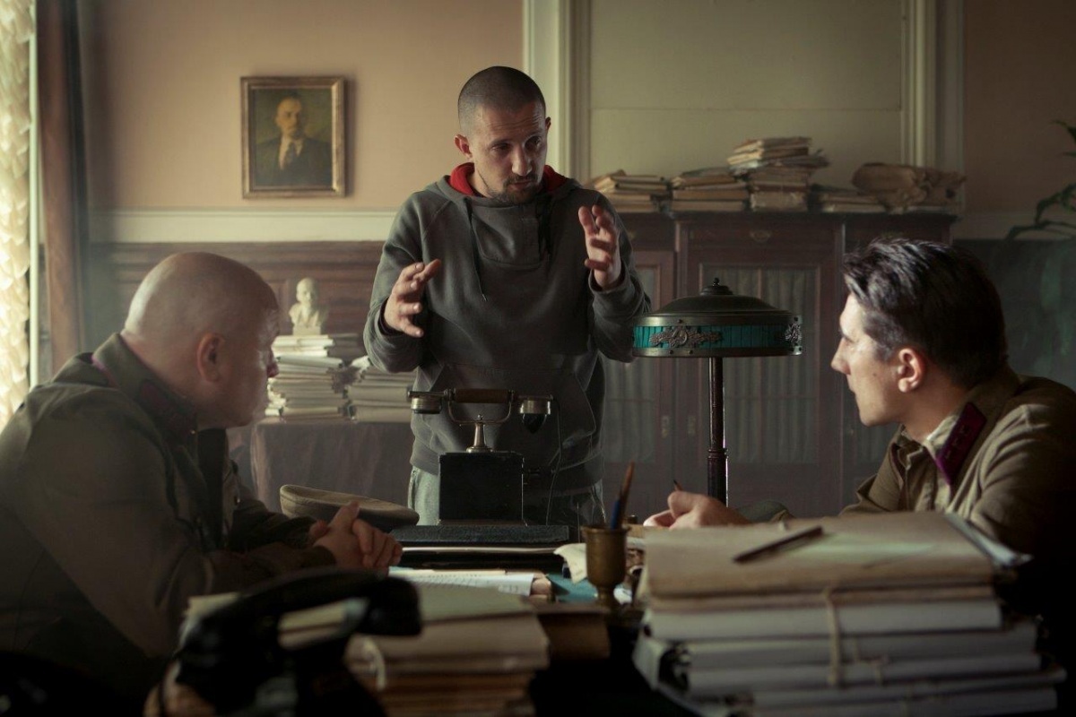 Режиссер Иван Шурховецкий на съемках "Спутников". Фото- Яндекс-картинки