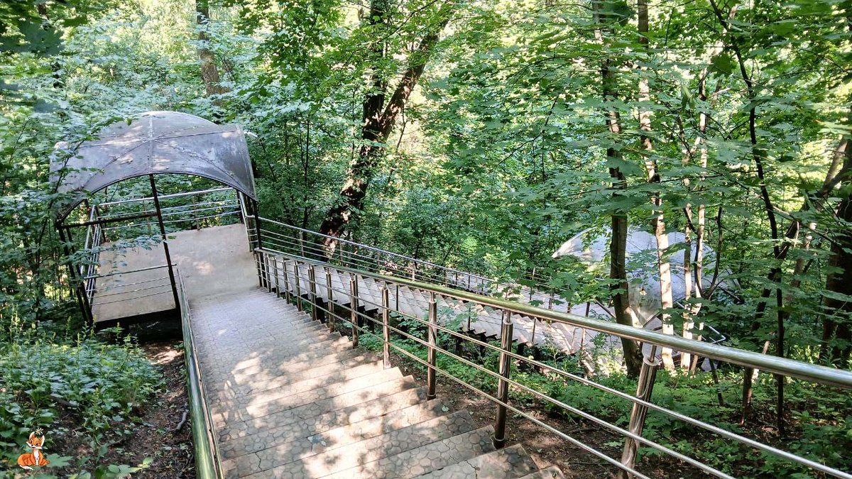 Парк и очень живописный спуск, представляю, как тут красиво осенью