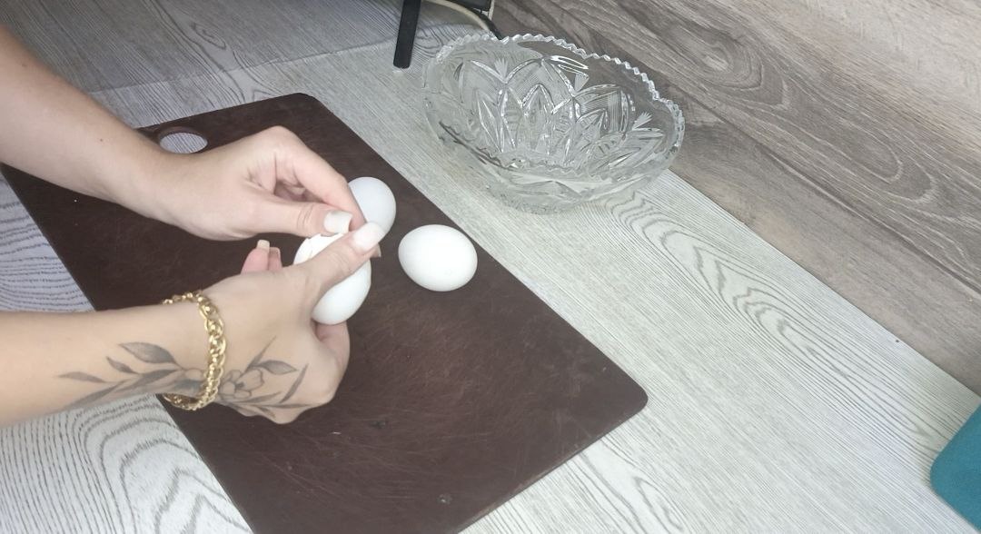 Очистите яйца от скорлупы и переложите в тарелку.