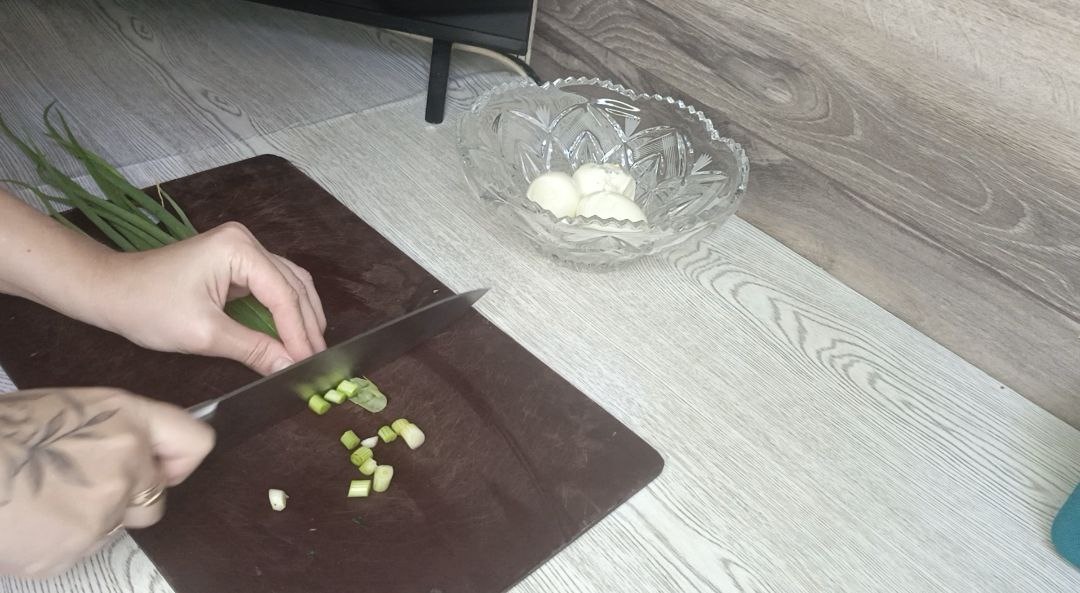 Нарежьте свежий зеленый лук