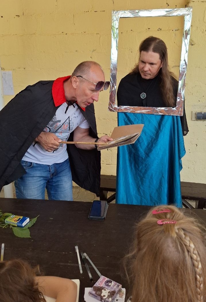 Снейп и Невил Долгопупс ведут "урок" в лагере по Гарри Поттеру и его Вселенной