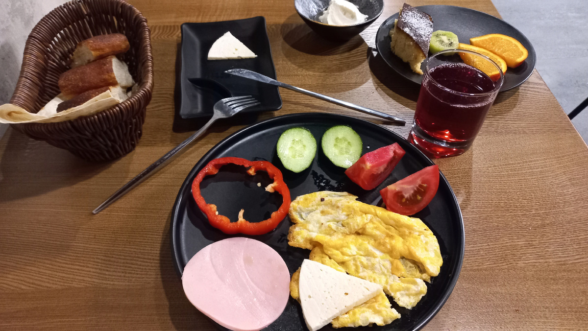 Завтрак в хостеле в Ереване