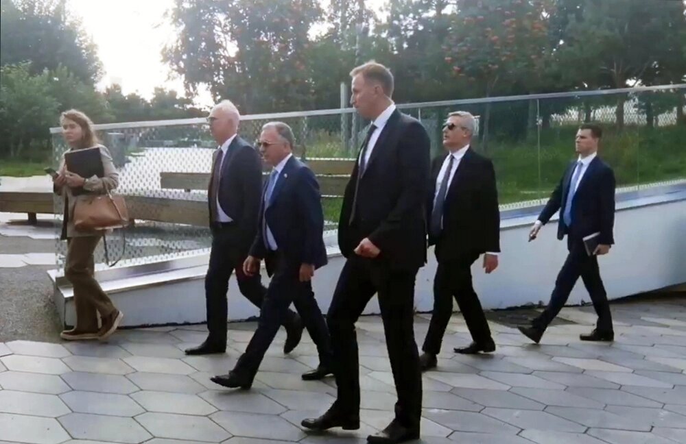    Генеральный директор РФПИ Кирилл Дмитриев и спецпосланник президента США Стивен Уиткофф в парке «Зарядье». Фото: РИА Новости