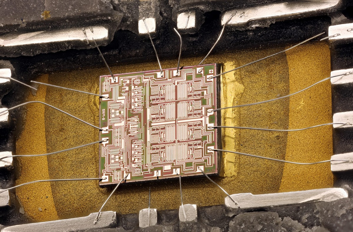 Кристалл интегральной схемы (аналоговый мультиплексор Motorola MC14053B) с прикрепленными соединительными проводами. 1977 год: время перехода от микронов к нанометрам. Изображение: Mister rf, CC BY-SA 4.0, commons.wikimedia.org