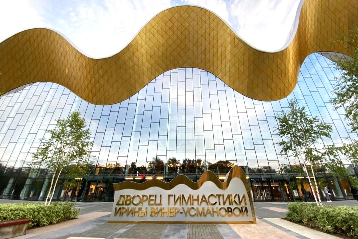 Золотой фасад как гимнастическая лента парит над дворцом гимнастики