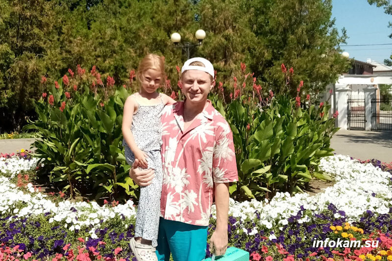    На главной аллее мы повстречали Вячеслава Чепурченко, который отдыхал здесь с дочерью Ярославой.