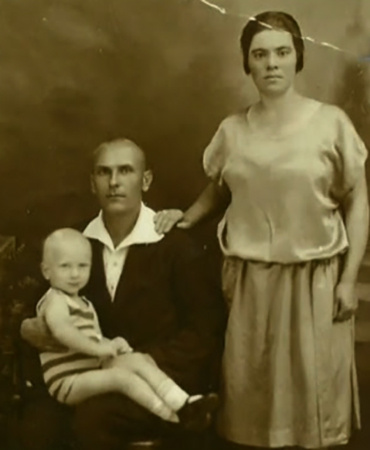 Юрий с родителями. Фото из открытых источников