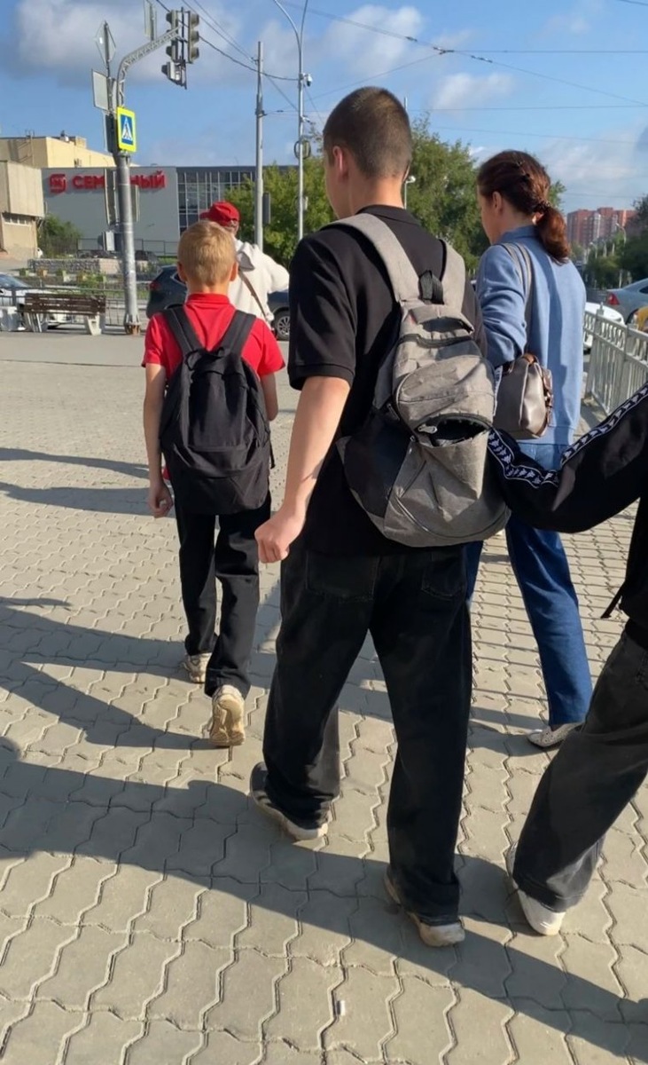 ...и этот (в черном с серым пиджаком). Фото: предоставлено читателем агентства