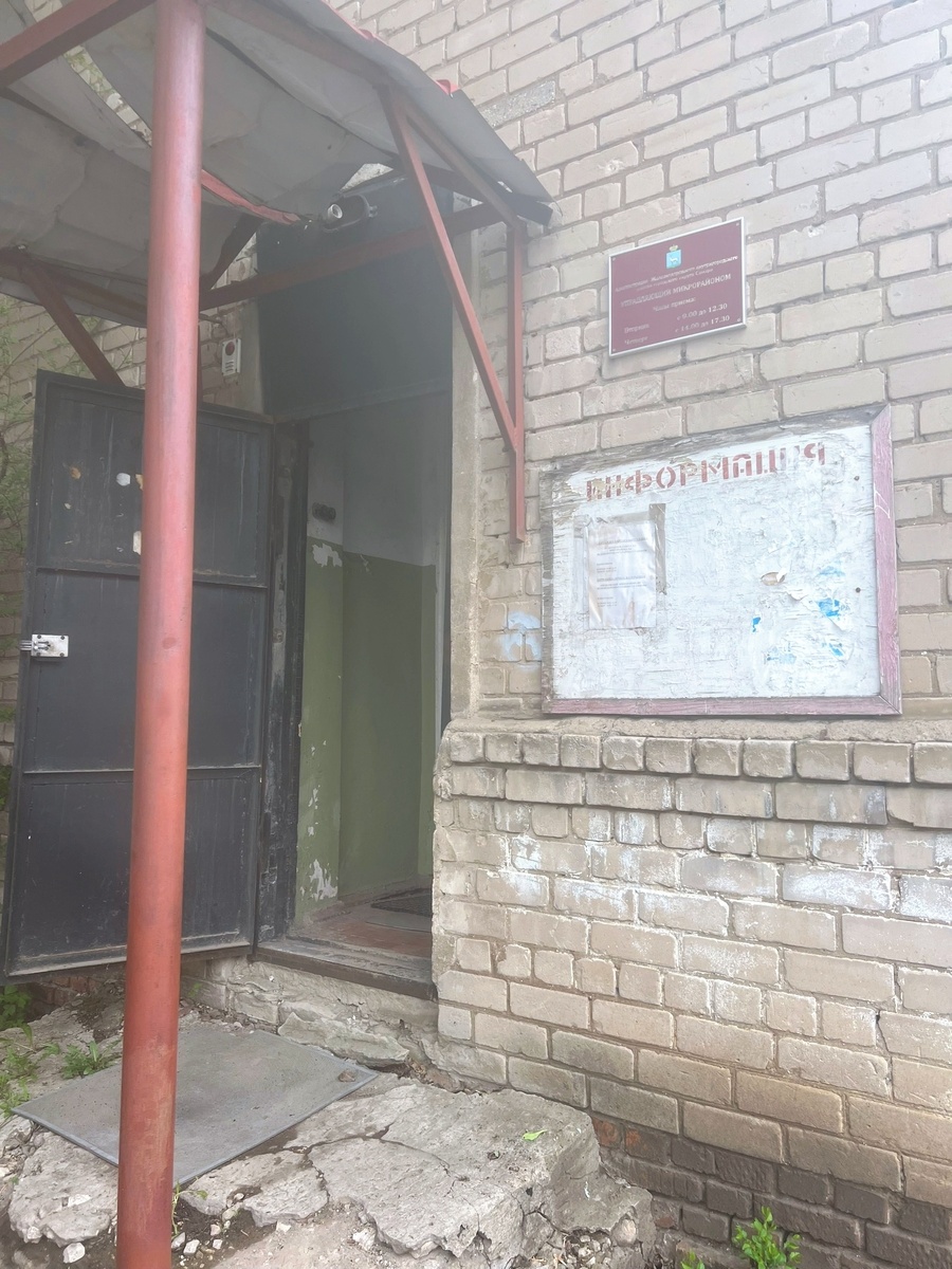 Разрушенная входная группа в здании на ул. Горная, 11 г. Самары