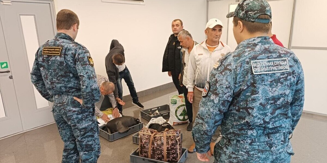 Мигрантов депортировали из Калининграда за нарушение режима
