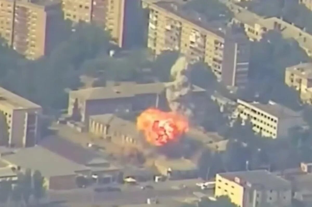    МО РФ опубликовало кадры удара по украинскому военкомату в Дружковке в ДНР