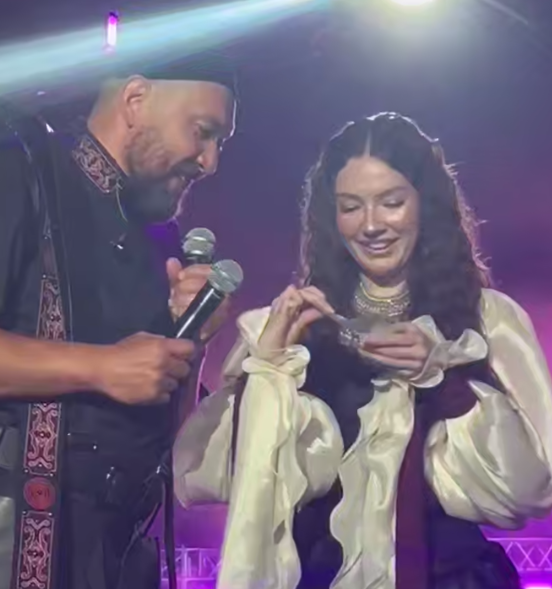 Участники группы объявили пол будущего малыша семейной пары зрителей. Фото: Tg-канал AY YOLA 