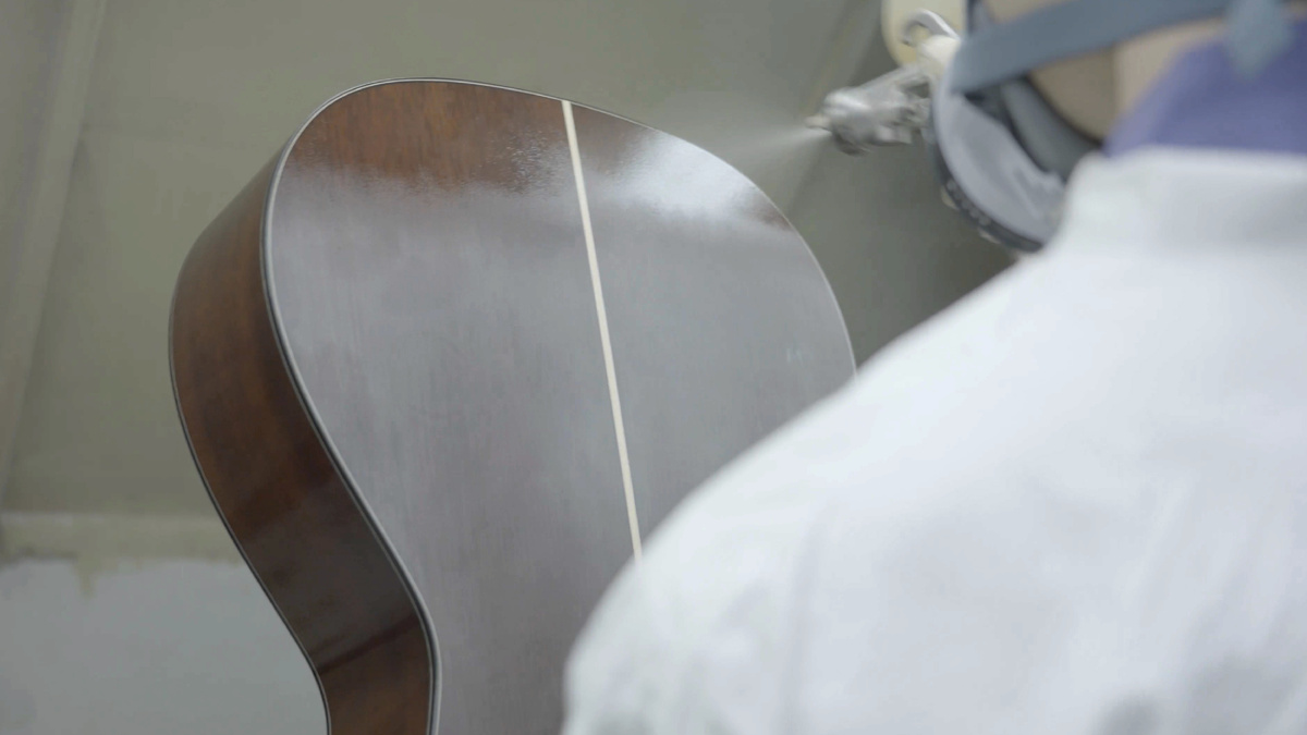 Распыление лака при помощи краскопульта.