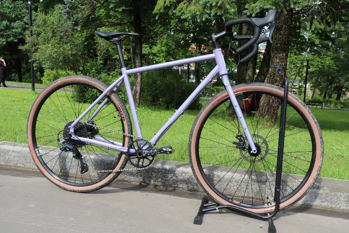 Это единственный цвет краски в этом году. Еще есть варианты рам под лаком.