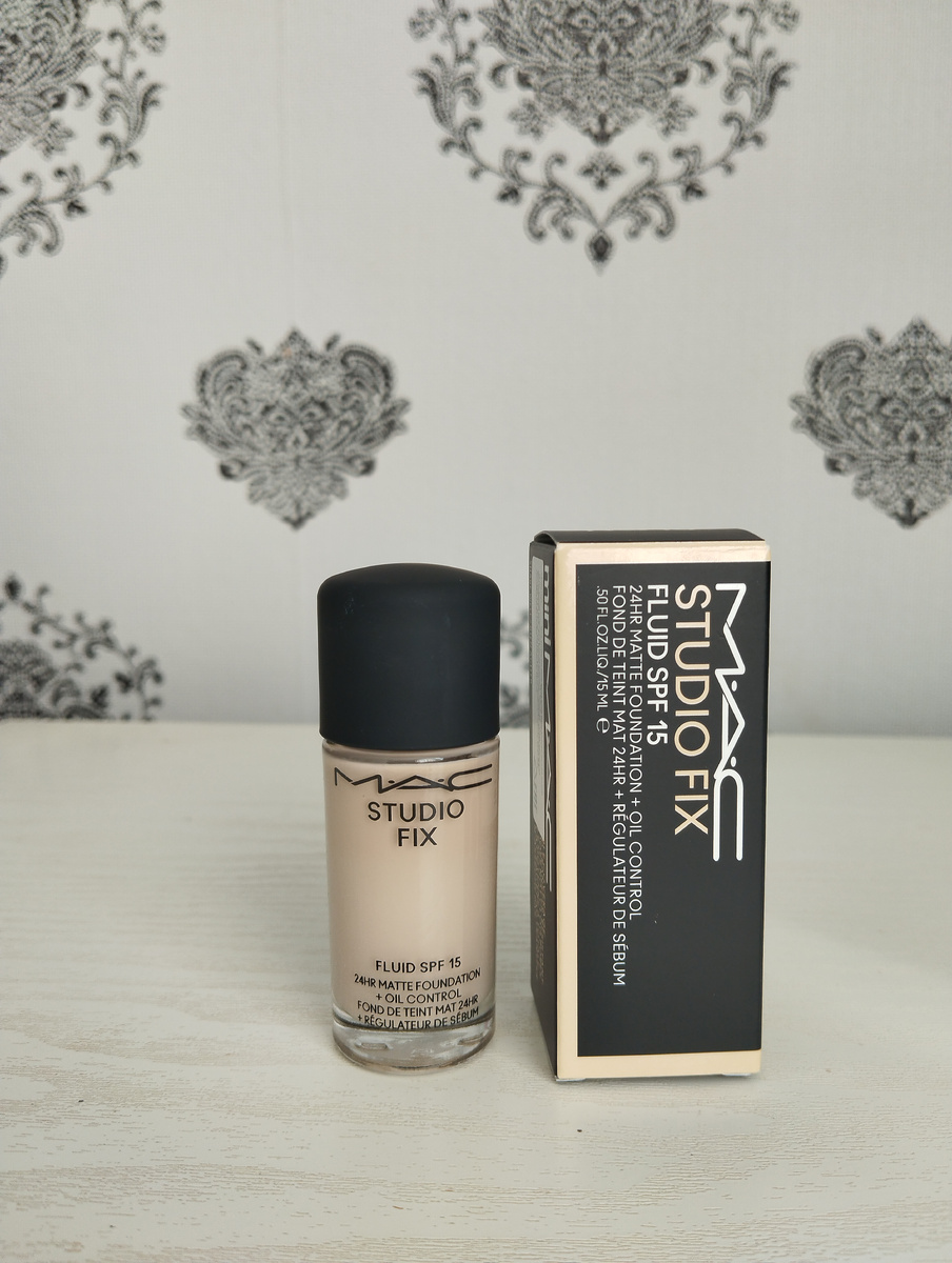 Тональная основа для лица MAC Studio Fix Fluid SPF15. 