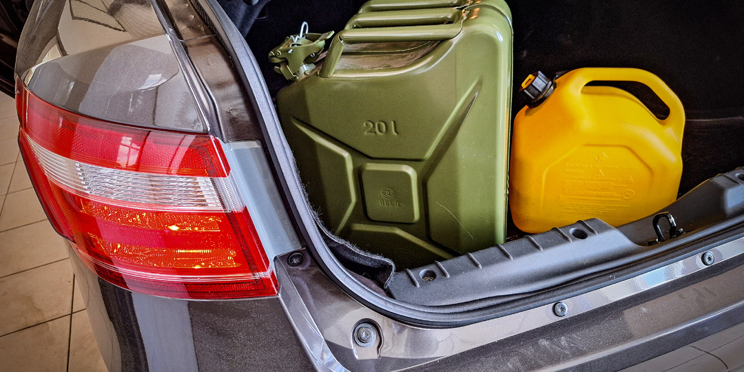 Какие канистры на законодательном уровне разрешено заправлять топливом на АЗС. Ответ юриста