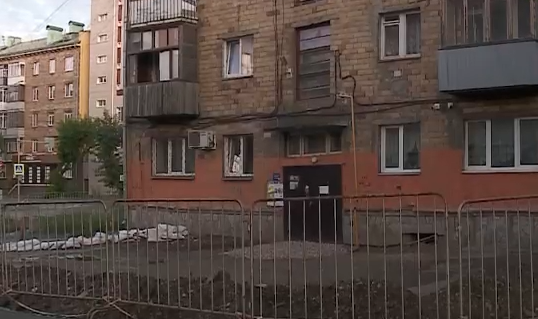     Жители дома на Бограда собирают подписи, чтобы узнать правду о провале грунта