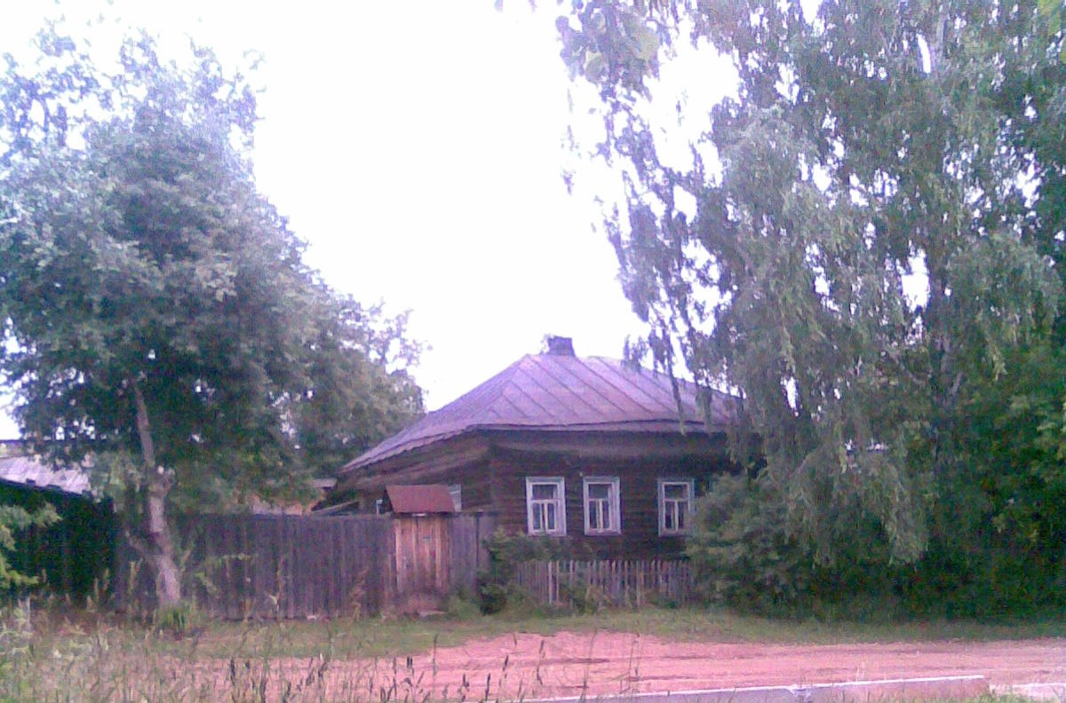 На фото: первый в моей жизни дом. В тот год, когда я сделал это фото, он всё ещё был почти в первозданном виде.