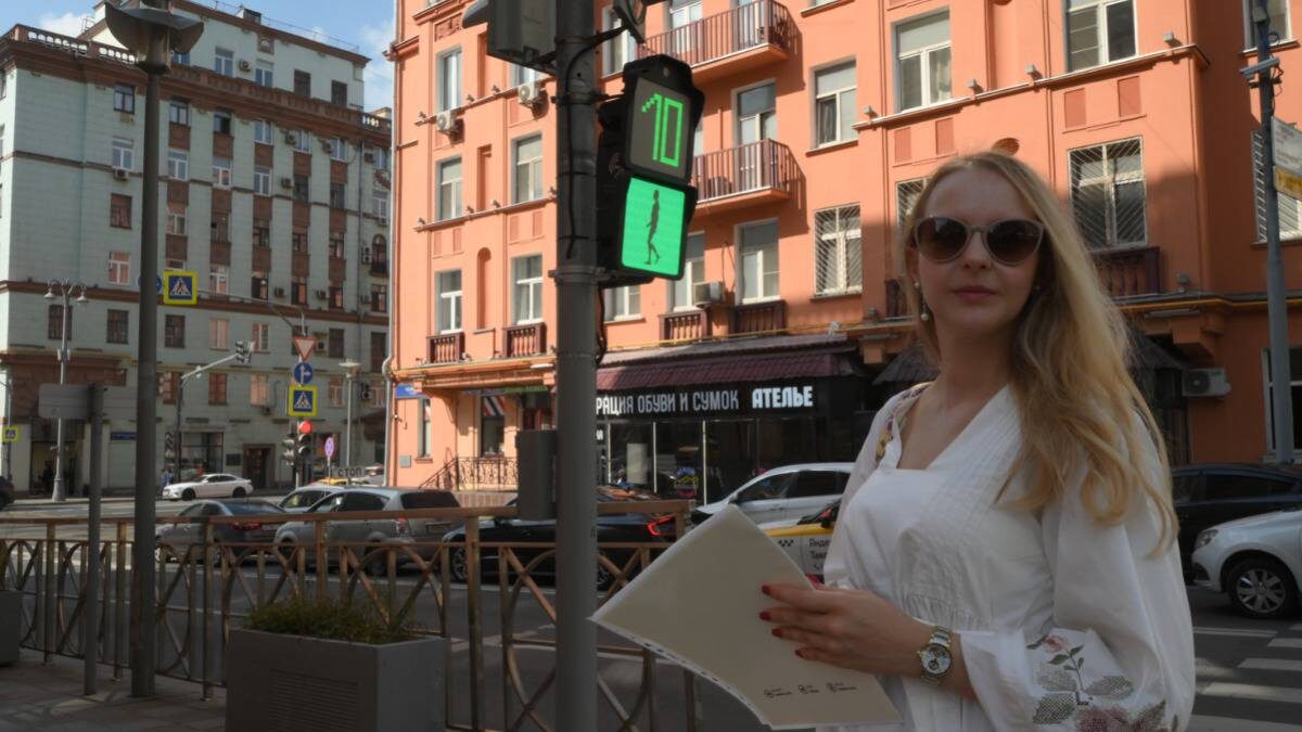    Москвичка Дарья Сафронова переходит улицу Чаянова по сигналу нового светофора, работающего в тестовом режиме / Фото: Пелагия Замятина / Вечерняя Москва